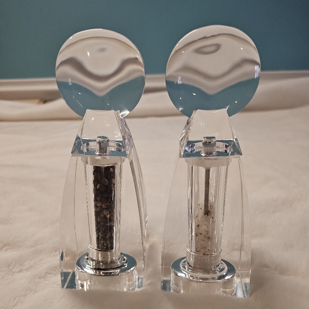 Vintage Wayne Husted Grainware Lucite Salt and Pepper Grinder Set